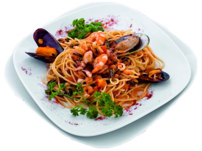 Спагетти с морепродуктами в помидорном соусе