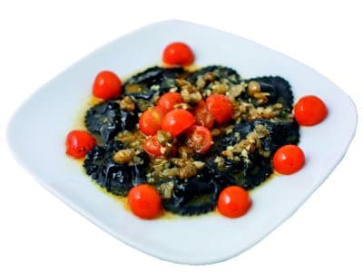 Равиоли “Неро” с креветками в помидорном соусе