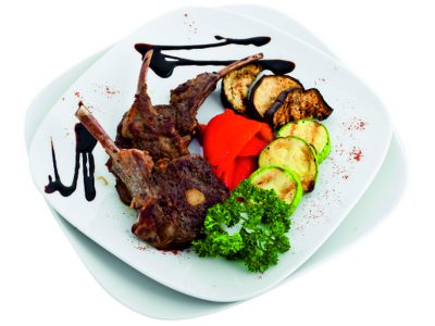 Rack of lamb with hot sauce and grilled vegetables