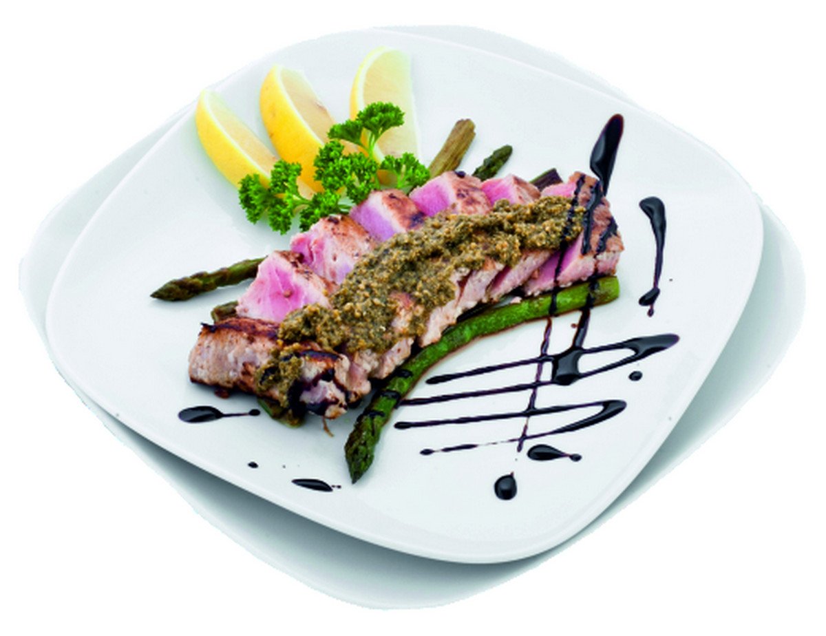 Grilled tuna with pesto and asparagus sauce